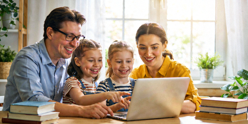 책임 있는 인터넷 이용을 상징하는 이미지 - 가족이 함께 컴퓨터를 보며 대화하는 모습